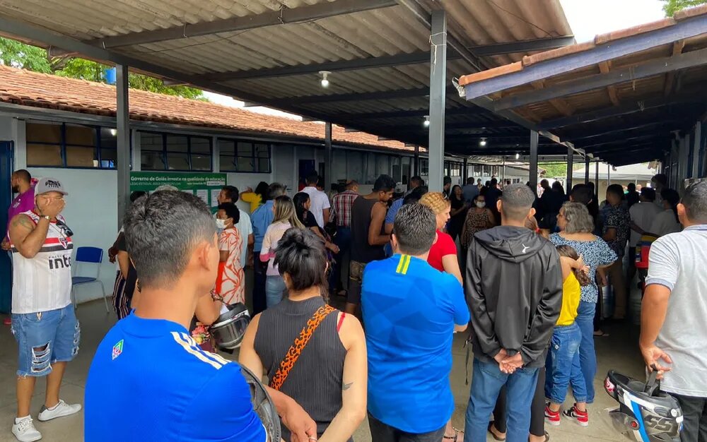 Imagem Ilustrando a Notícia: Eleitores reclamam de filas gigantes e espera de até uma hora para votar em Goiânia