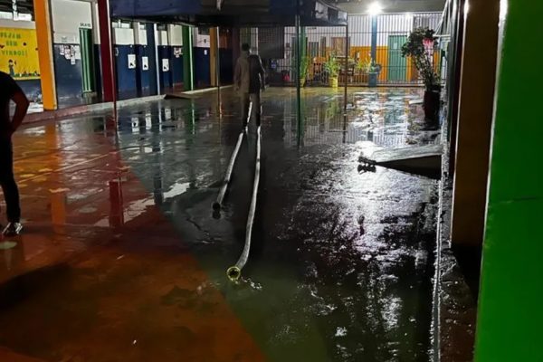 Imagem Ilustrando a Notícia: Colégio eleitoral de Goiânia é tomado por lama após chuva derrubar muro
