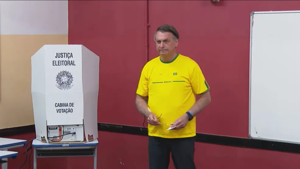 Imagem Ilustrando a Notícia: Bolsonaro vota na Vila Militar, no Rio de Janeiro