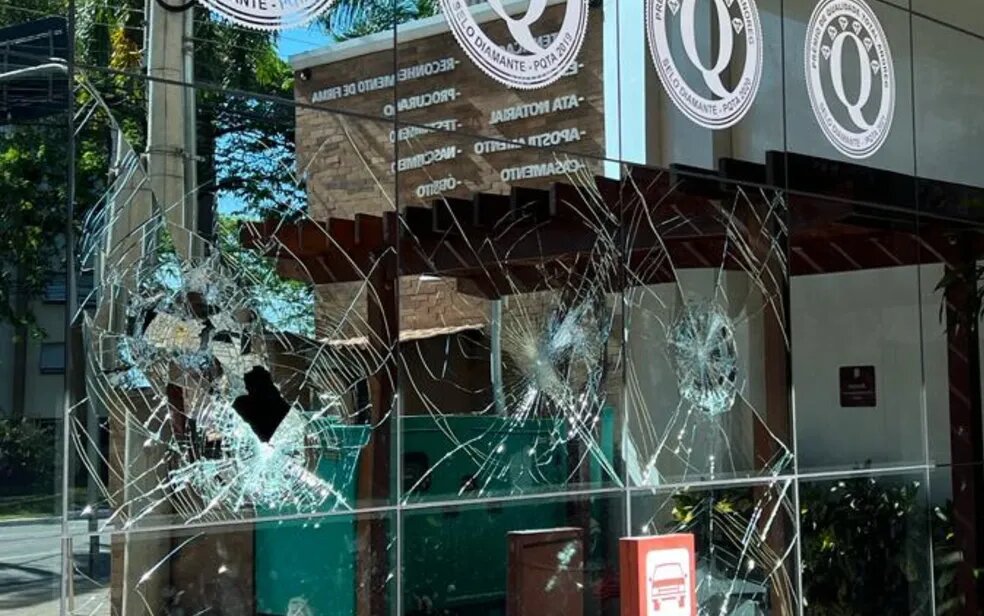 Imagem Ilustrando a Notícia: Dois vândalos apedrejam vidros da fachada de cartório, em Goiânia