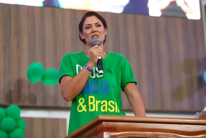 Imagem Ilustrando a Notícia: Durante culto em Goiânia, Michelle lembra facada contra Bolsonaro, em 2018