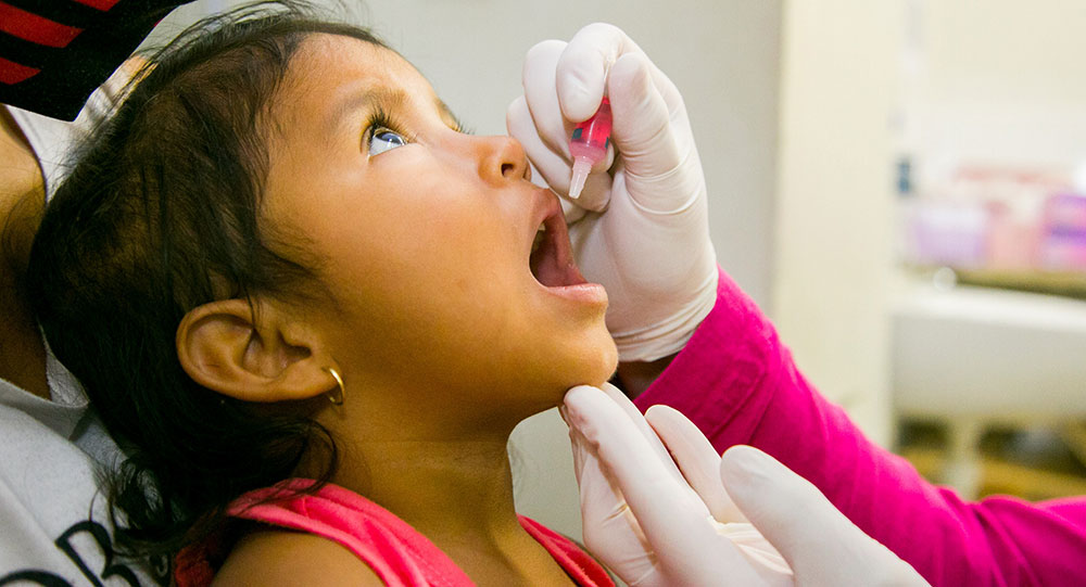 Imagem Ilustrando a Notícia: Estados prorrogam campanha de vacinação contra poliomielite após baixa procura por imunizante