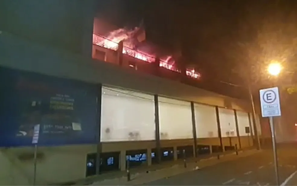 Imagem Ilustrando a Notícia: Incêndio atinge depósito de supermercado no centro de Goiânia