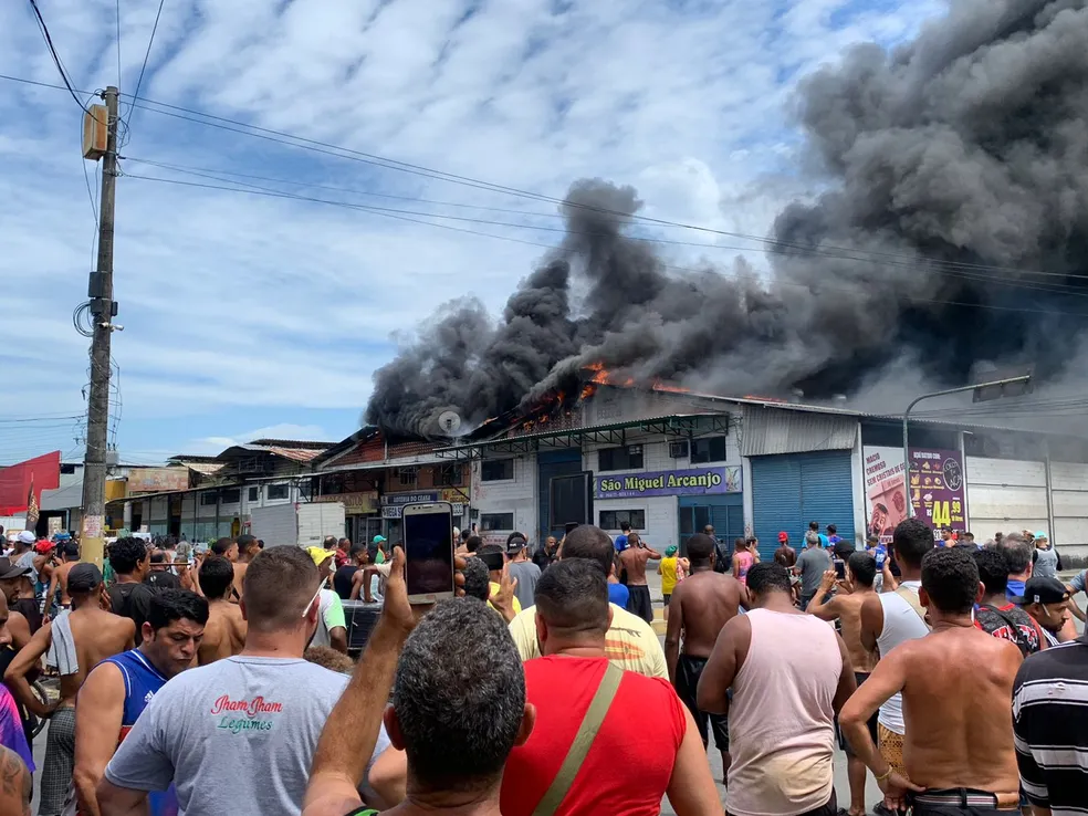 Imagem Ilustrando a Notícia: Incêndio atinge Ceasa no Rio de Janeiro; há denúncias de saques e tiros para o alto