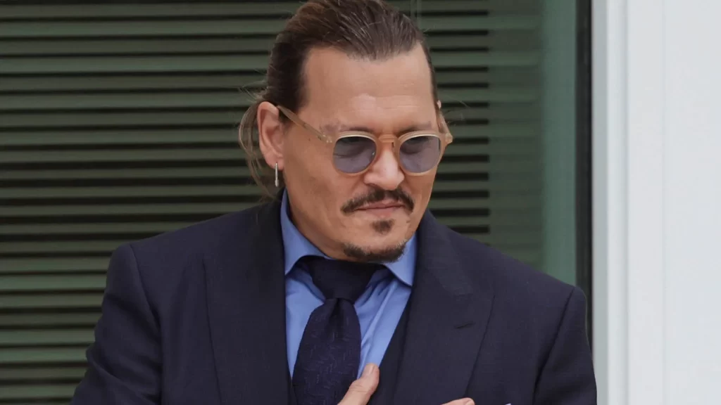 Imagem Ilustrando a Notícia: Aposentada cai em golpe milionário ao acreditar que estava namorando com Johnny Depp
