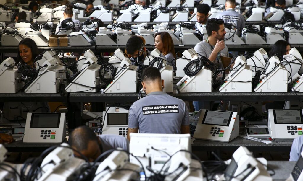 Imagem Ilustrando a Notícia: Votos brancos e nulos são descartados durante apuração