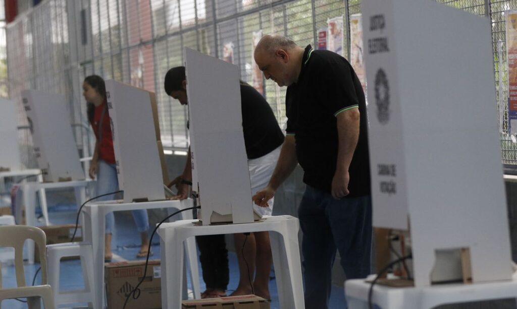 Imagem Ilustrando a Notícia: Eleitores vão às urnas neste domingo para o segundo turno