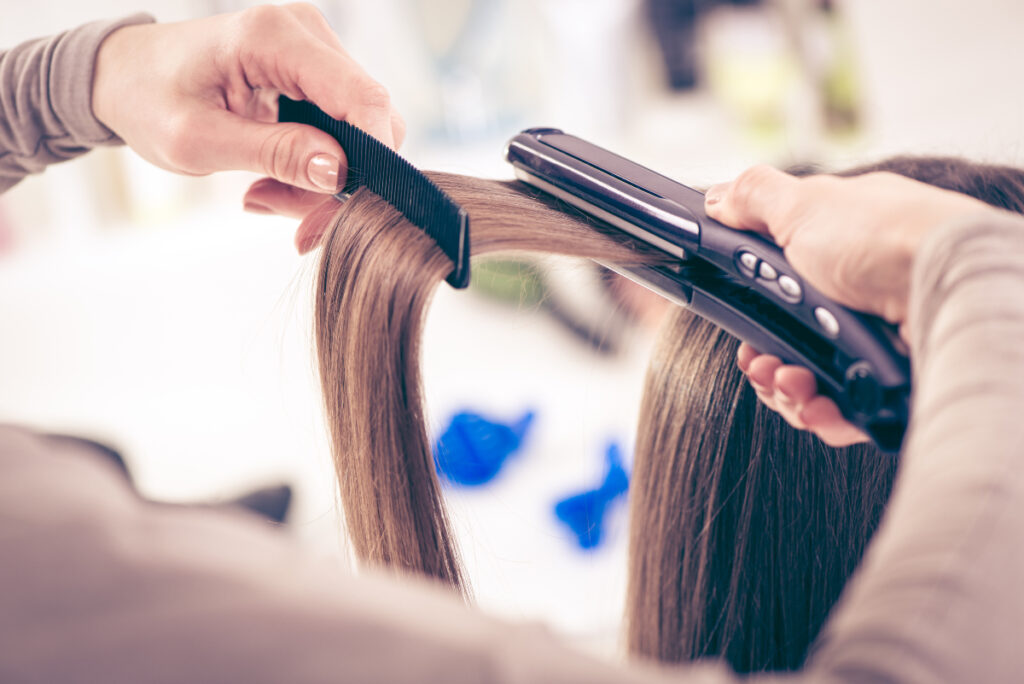 Imagem Ilustrando a Notícia: Produtos para alisar cabelo podem estar ligados a maior risco de câncer de útero, diz estudo
