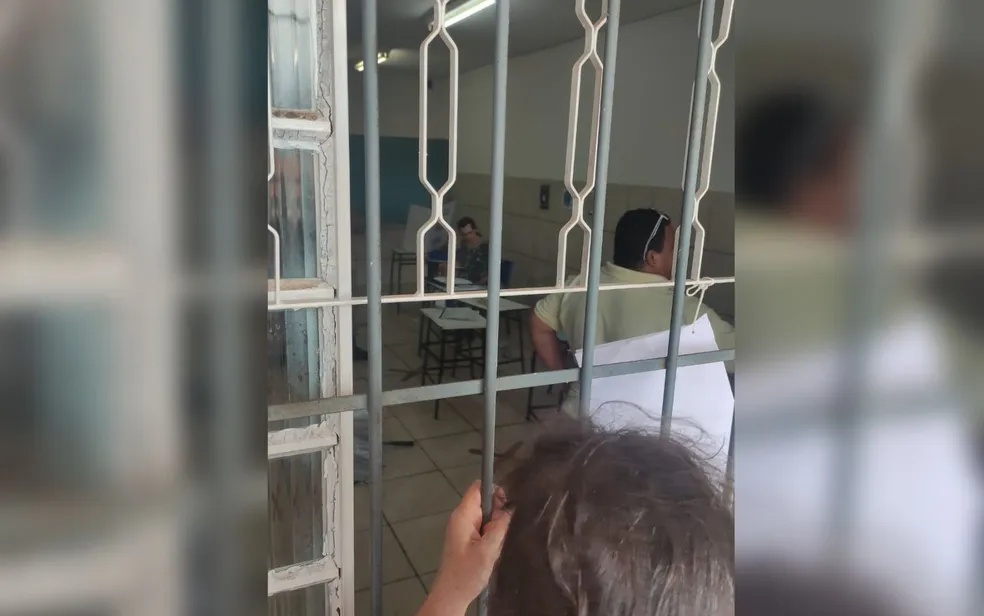 Imagem Ilustrando a Notícia: Eleitor é preso por quebrar urna a pauladas em Goiânia