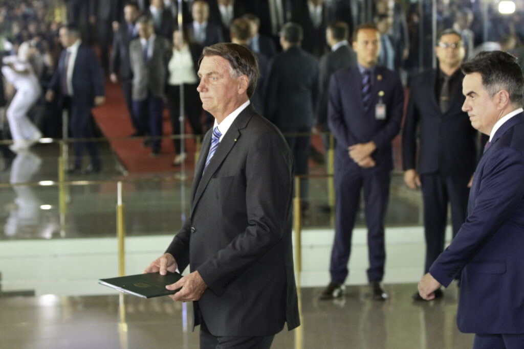 Imagem Ilustrando a Notícia: Após 20 dias recluso, Bolsonaro volta a despachar do Planalto