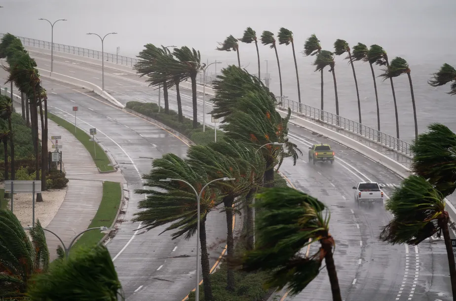 Imagem Ilustrando a Notícia: Furacão chega à costa da Flórida e fecha aeroportos e parques