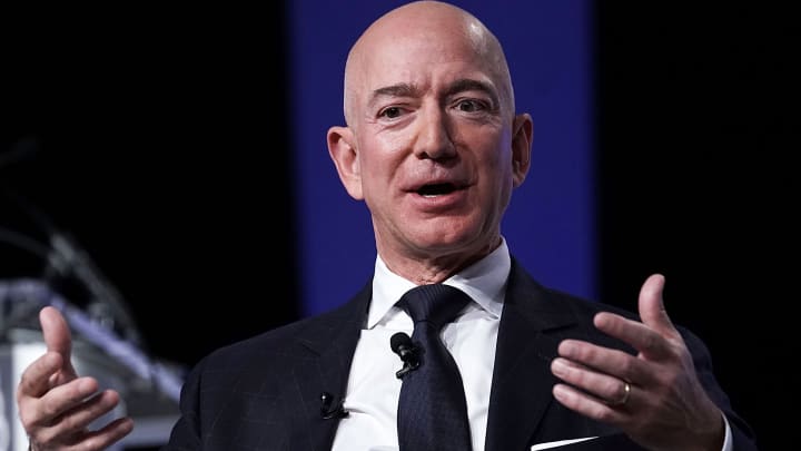 Imagem Ilustrando a Notícia: Empregada doméstica de Jeff Bezos, denúncia bilionário após ter infecção por não poder usar o banheiro; entenda