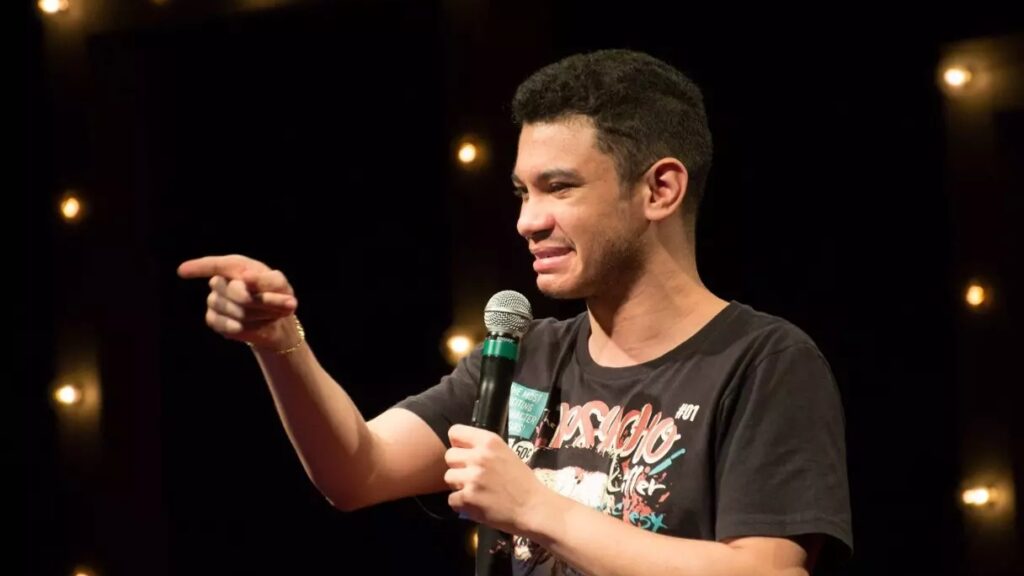 Imagem Ilustrando a Notícia: O comediante Igor Guimarães chega à Goiânia com seu repertório de piadas