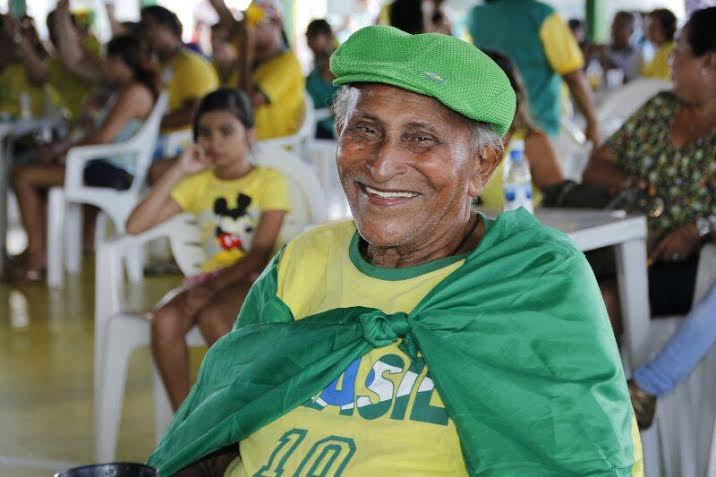 Imagem Ilustrando a Notícia: Entenda como as comemorações da Copa do Mundo auxiliam no convívio familiar com idosos