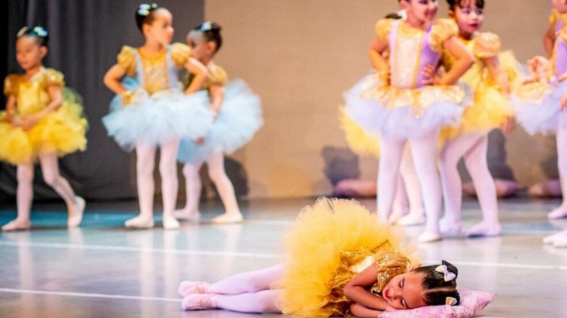 Imagem Ilustrando a Notícia: Criança choca público e dorme durante apresentação de balé; veja