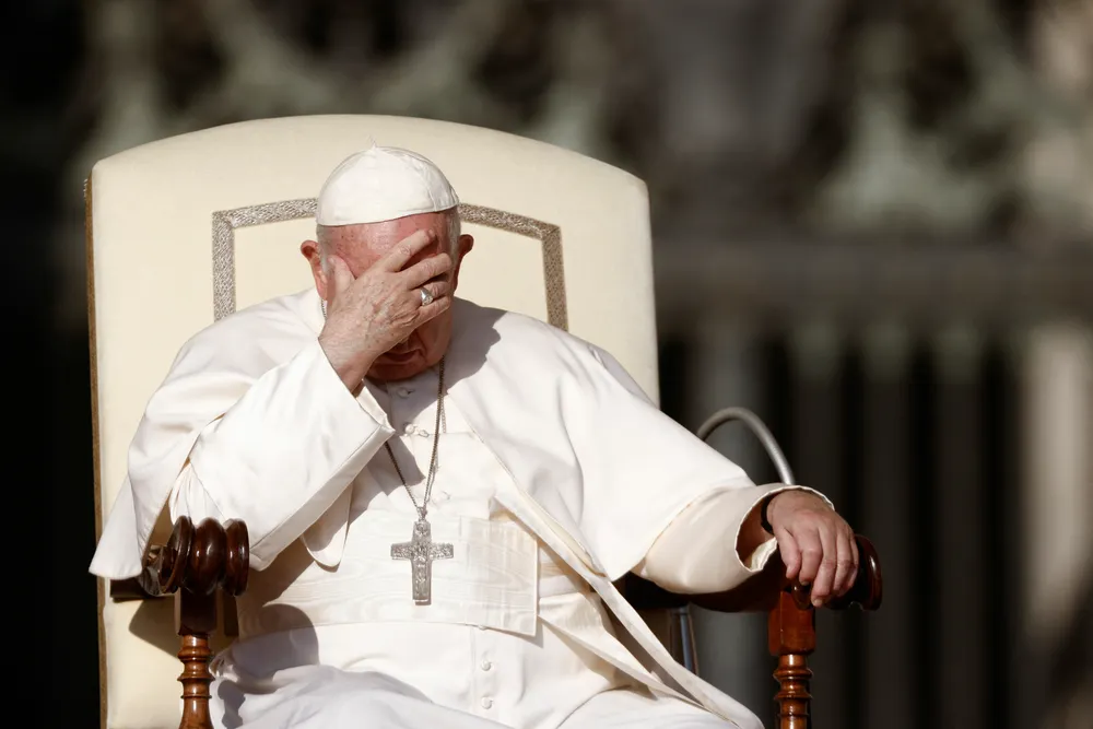 Imagem Ilustrando a Notícia: Tribunal escuta telefonema gravado secretamente entre Papa Francisco e cardeal