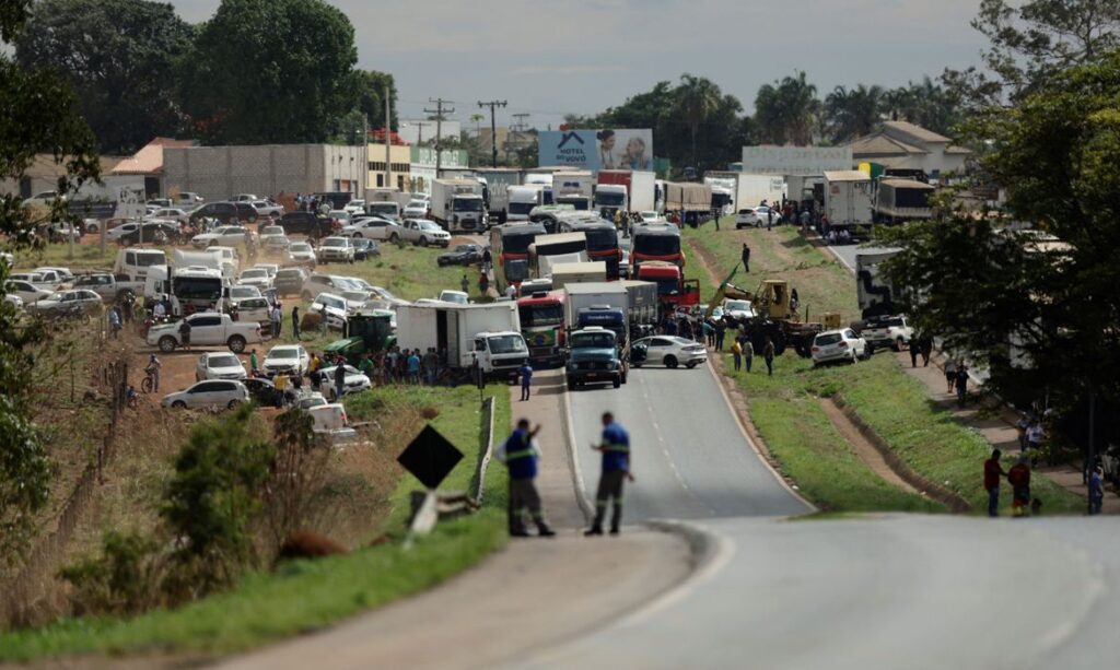 Imagem Ilustrando a Notícia: PRF começa operação para liberação imediata de rodovias em todo o país