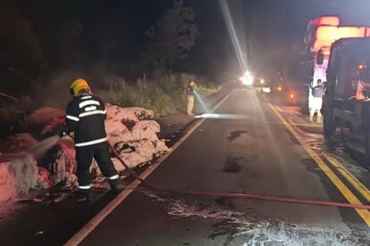 Imagem Ilustrando a Notícia: Carretas colidem e carga de algodão pega fogo na BR-364, em Mineiros
