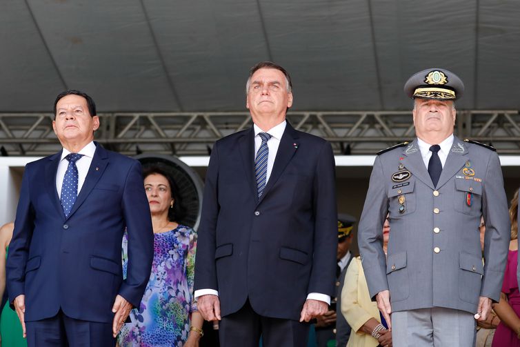Imagem Ilustrando a Notícia: Bolsonaro participa de primeiro evento público após eleições e não discursa