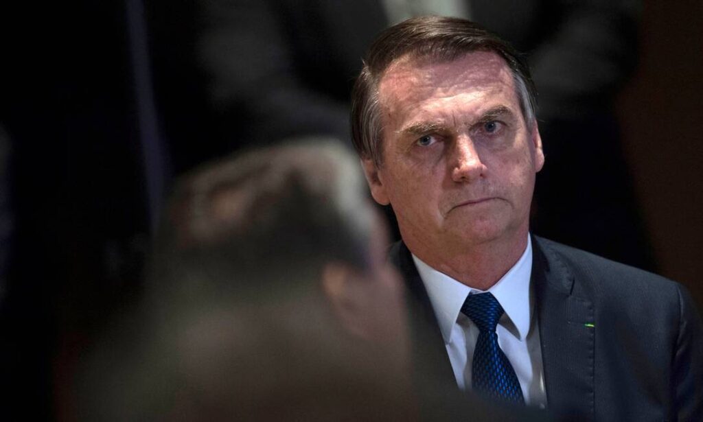 Imagem Ilustrando a Notícia: Coligação de Bolsonaro se desfaz após multa milionária