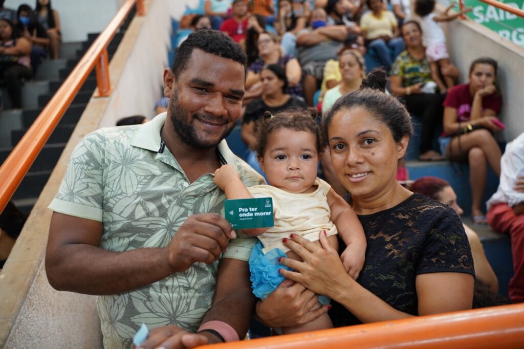Imagem Ilustrando a Notícia: Governo entrega cartões do Aluguel Social em São Luís de Montes Belos