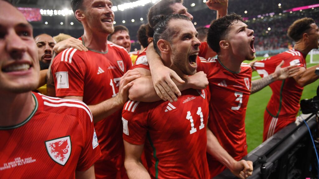 Imagem Ilustrando a Notícia: País de Gales e EUA estreiam com empate em 1 a 1 pelo Grupo B