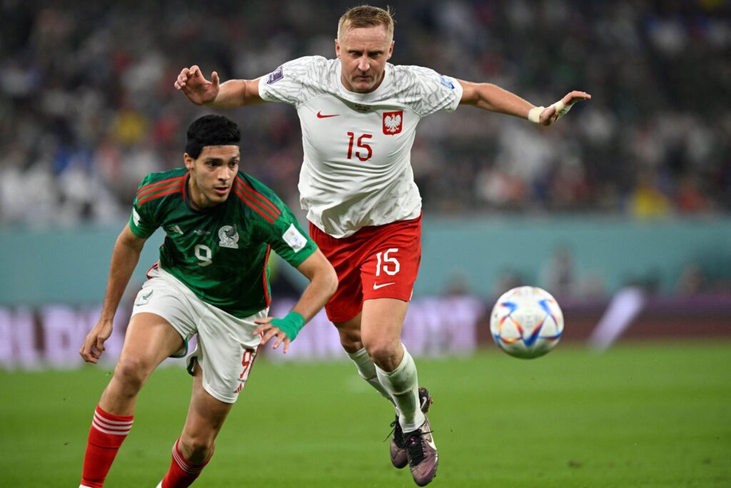 Imagem Ilustrando a Notícia: Ochoa defende pênalti de Lewandowski e México fica no empate com a Polônia