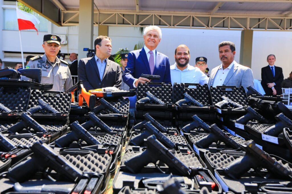 Imagem Ilustrando a Notícia: Caiado entrega 15 mil armas à Polícia Militar