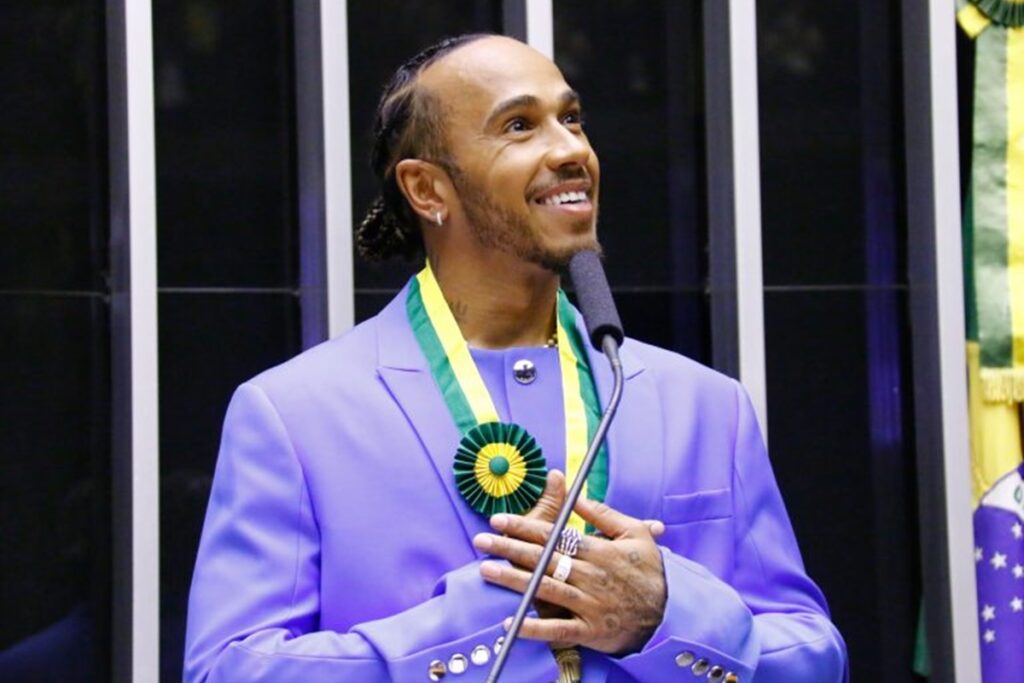 Imagem Ilustrando a Notícia: Hamilton recebe título de cidadão brasileiro em plenário lotado da Câmara