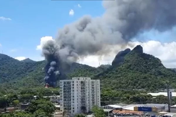 Imagem Ilustrando a Notícia: Incêndio atinge estúdio da Rede Globo, no Rio de Janeiro
