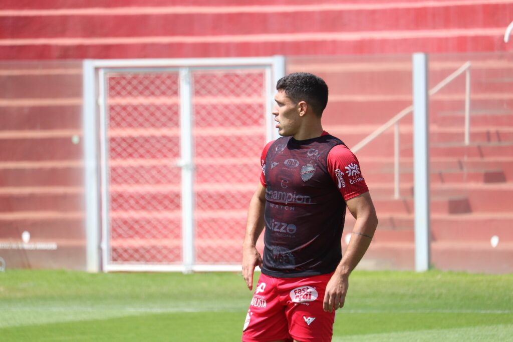 Imagem Ilustrando a Notícia: Vila Nova renova com três jogadores e sofre uma baixa em seu elenco