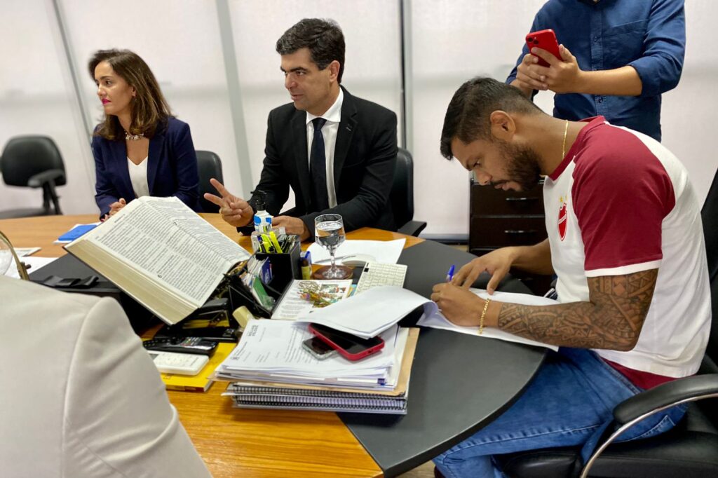 Imagem Ilustrando a Notícia: Romário Policarpo sanciona lei complementar ao Plano Diretor