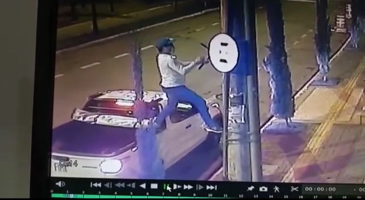 Imagem Ilustrando a Notícia: Homem é flagrado furtando placa de sinalização no Jardim Goiás, em Goiânia
