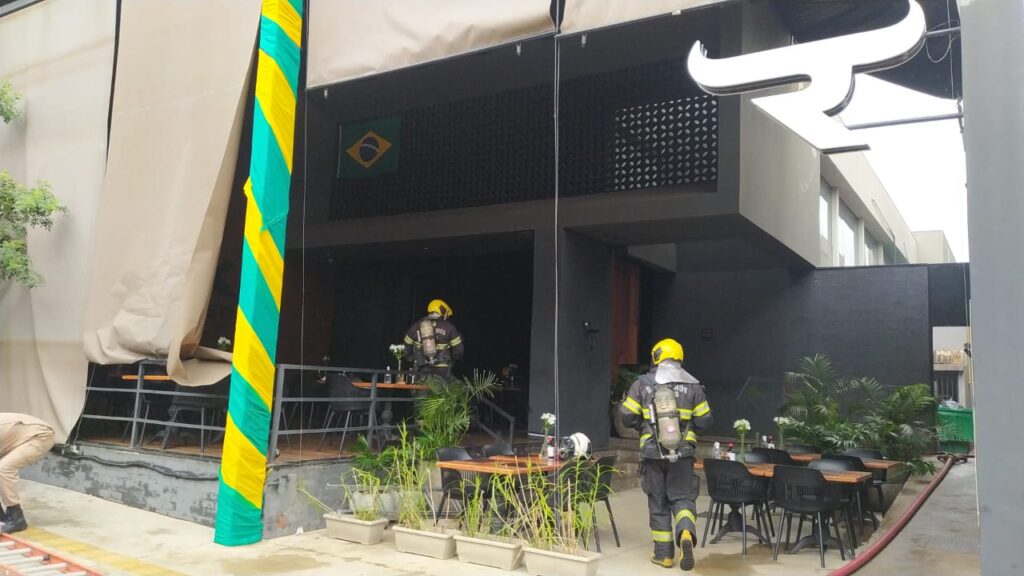 Imagem Ilustrando a Notícia: Restaurante pega fogo no início da tarde deste domingo