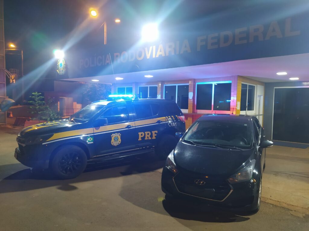 Imagem Ilustrando a Notícia: PRF recupera em Jataí carro roubado em São Paulo