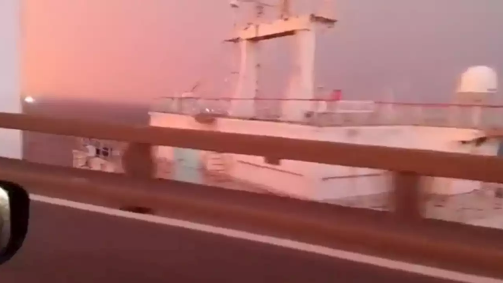 Imagem Ilustrando a Notícia: Batida de navio à deriva fecha Ponte Rio-Niterói; veja o vídeo do impacto