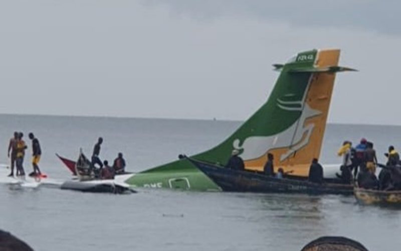 Imagem Ilustrando a Notícia: Avião comercial cai em Lago Vitória, na Tanzânia; 26 pessoas foram resgatadas com vida