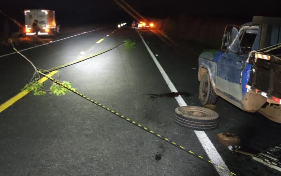 Imagem Ilustrando a Notícia: Idoso morre após ser atropelado por motorista bêbado enquanto trocava pneu em acostamento da BR-080