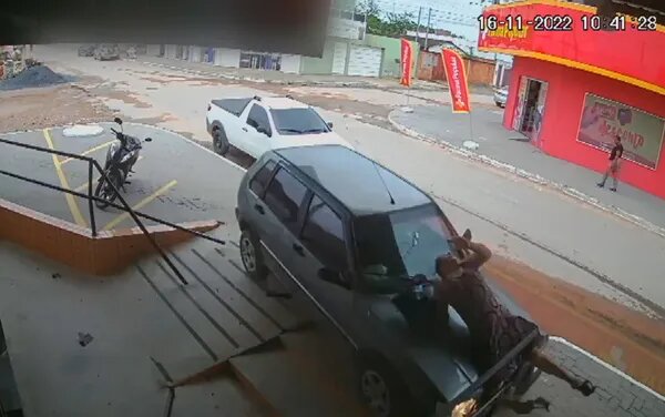 Imagem Ilustrando a Notícia: Carro perde controle, invade calçada e atropela mulher, em Posse