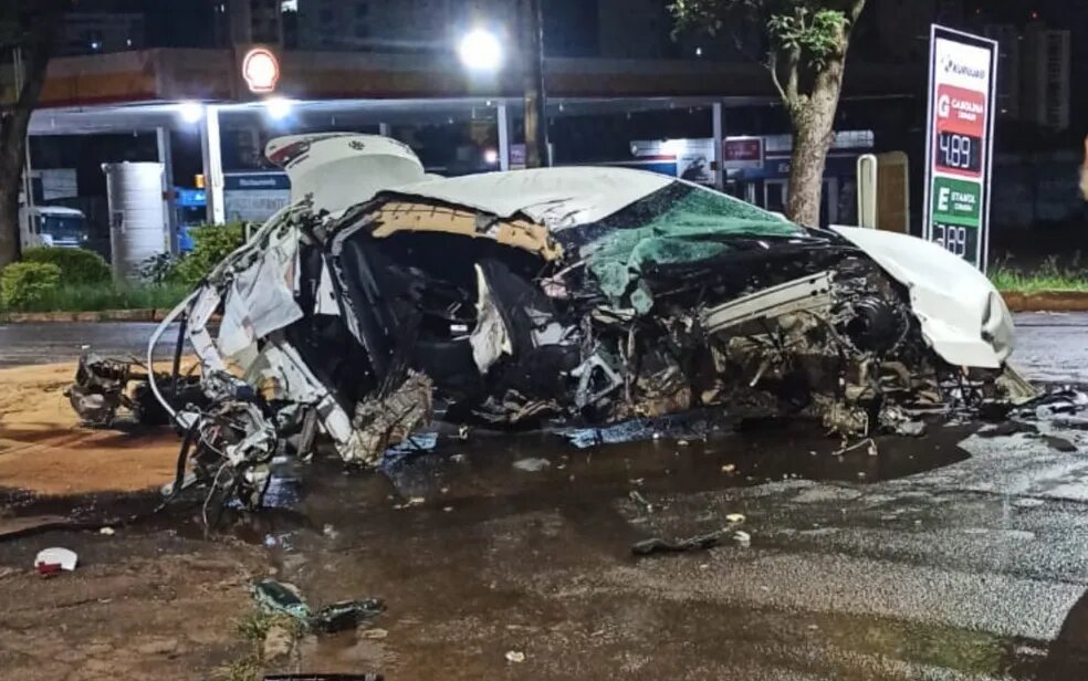 Imagem Ilustrando a Notícia: Carro é destruído após bater contra poste em Avenida de Anápolis; Veja