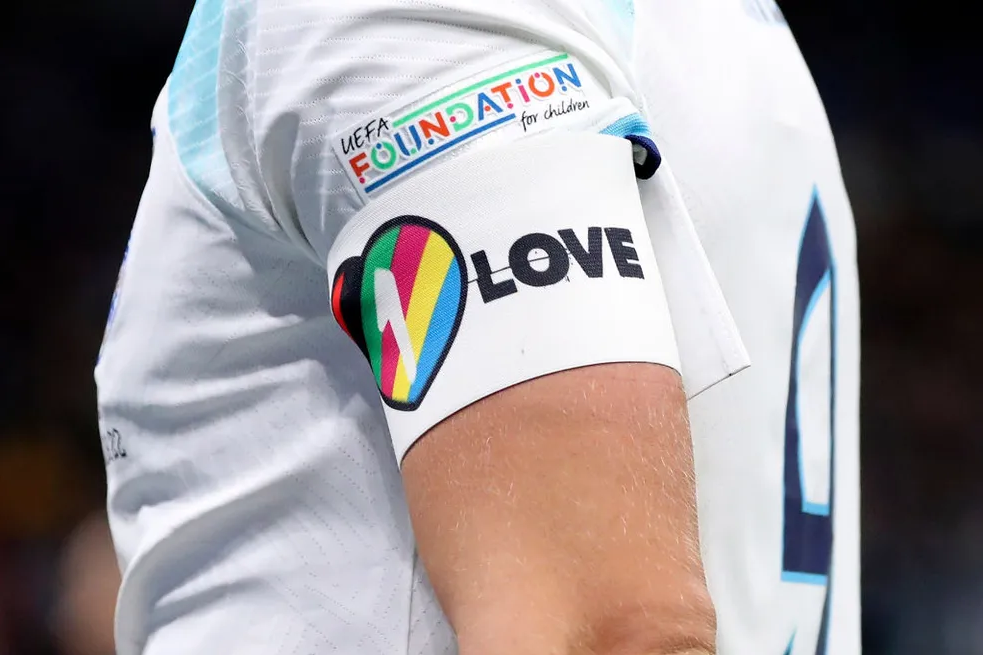 Imagem Ilustrando a Notícia: Fifa ameaça dar cartão amarelo à capitão que usar braçadeira com bandeira LGBTQI+
