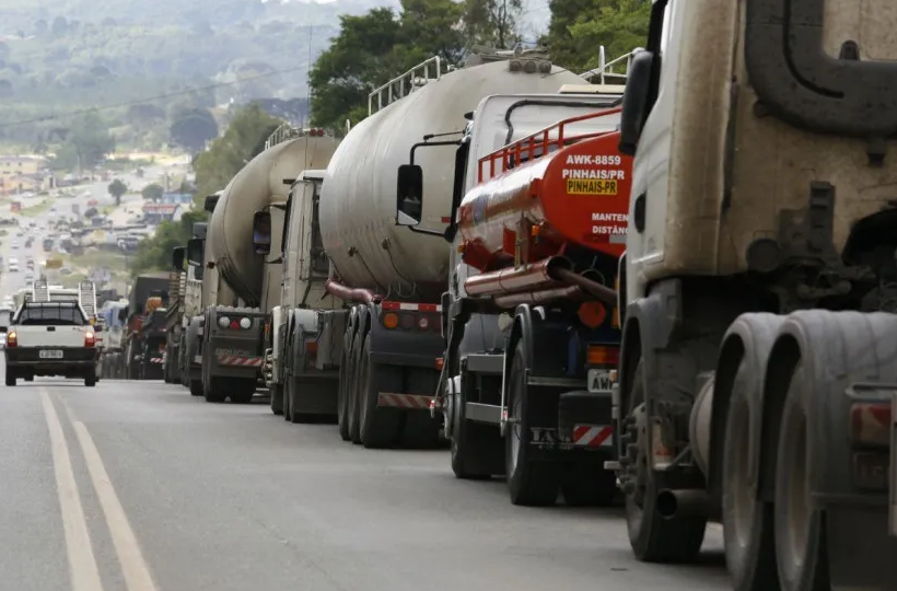 Imagem Ilustrando a Notícia: Distribuidoras de combustíveis alertam risco de desabastecimento devido bloqueios antidemocráticos