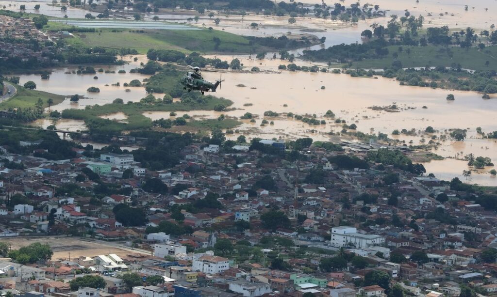 Imagem Ilustrando a Notícia: Brasileiro já pode receber alertas de desastres naturais por WhatsApp