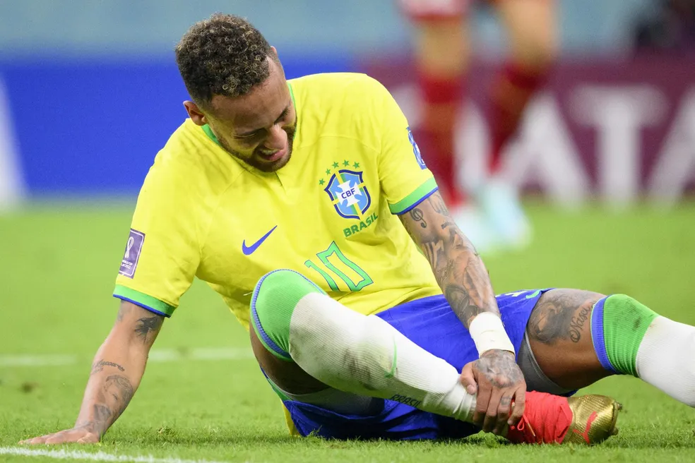 Imagem Ilustrando a Notícia: Após lesão, Neymar está fora da fase de grupos da Copa do Mundo