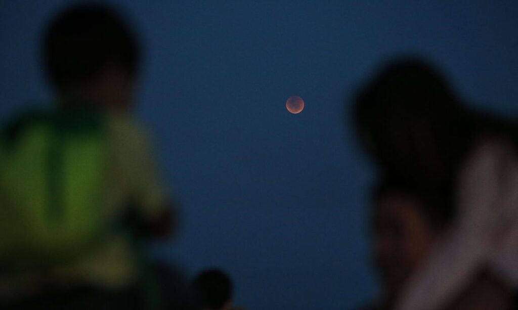 Imagem Ilustrando a Notícia: Eclipse lunar terá Lua de Sangue na madrugada desta terça-feira