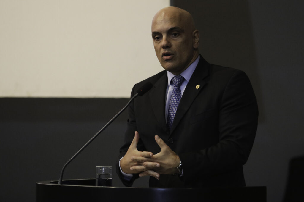 Imagem Ilustrando a Notícia: Moraes manda bloquear contas de suspeitos de ligação com atos antidemocráticos
