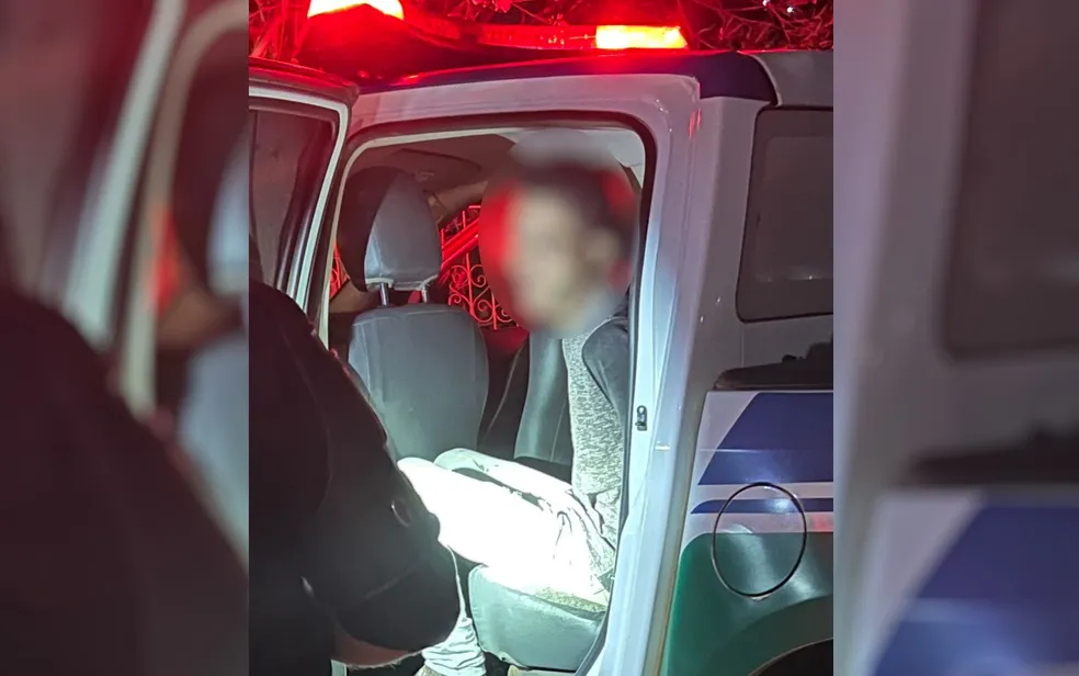 Imagem Ilustrando a Notícia: Homem é preso após furtar ambulância para perseguir amante da mulher