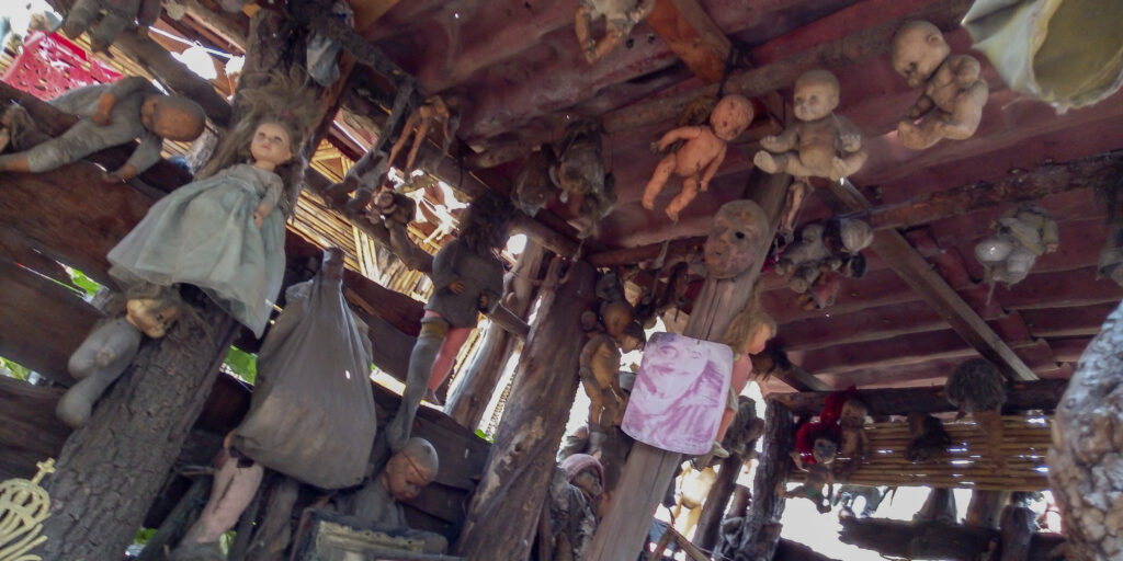 Imagem Ilustrando a Notícia: Maior santuário de bonecas assombradas; conheça a Ilha das Bonecas