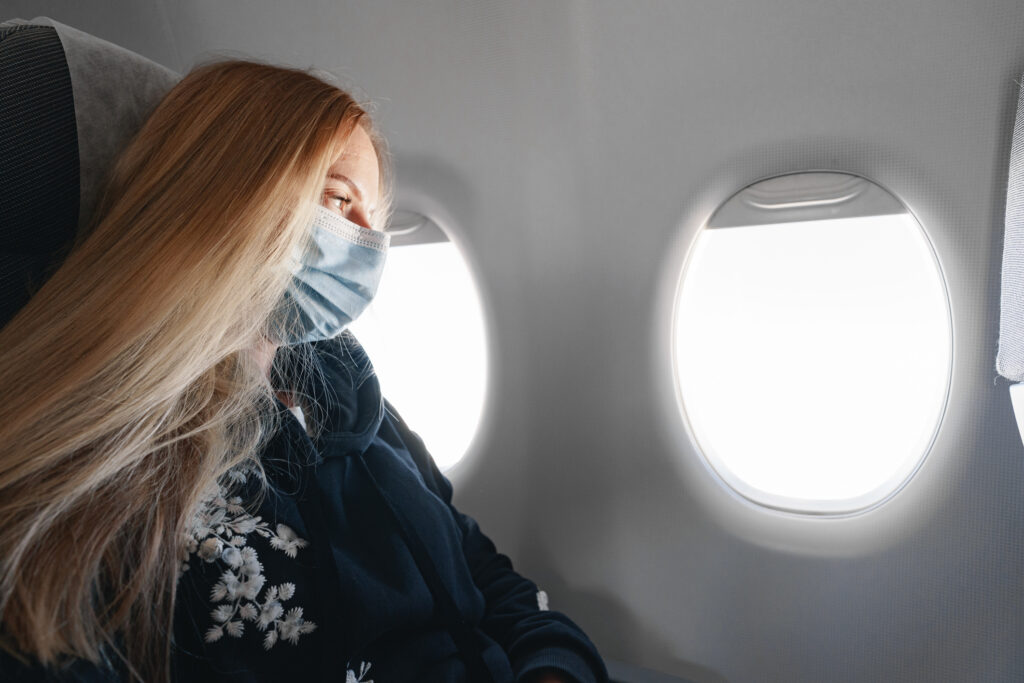 Imagem Ilustrando a Notícia: Com aumento de casos de Covid, Anvisa volta a exigir máscaras em aviões