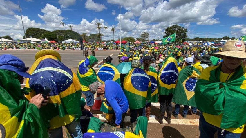 Imagem Ilustrando a Notícia: Feriado é marcado por protestos contra Lula